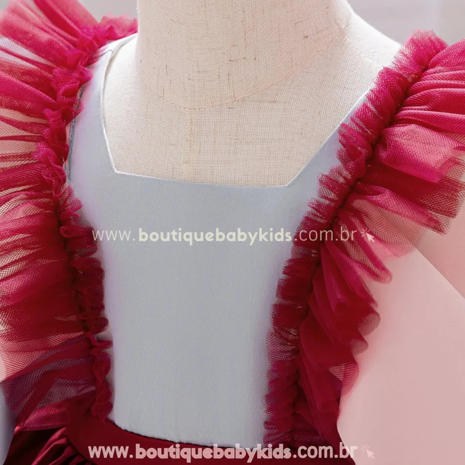 Detalhe do decote quadrado e das alças de babado em tule vermelho do vestido inspirado no Dumbo.