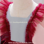 Detalhe do decote quadrado e das alças de babado em tule vermelho do vestido inspirado no Dumbo.