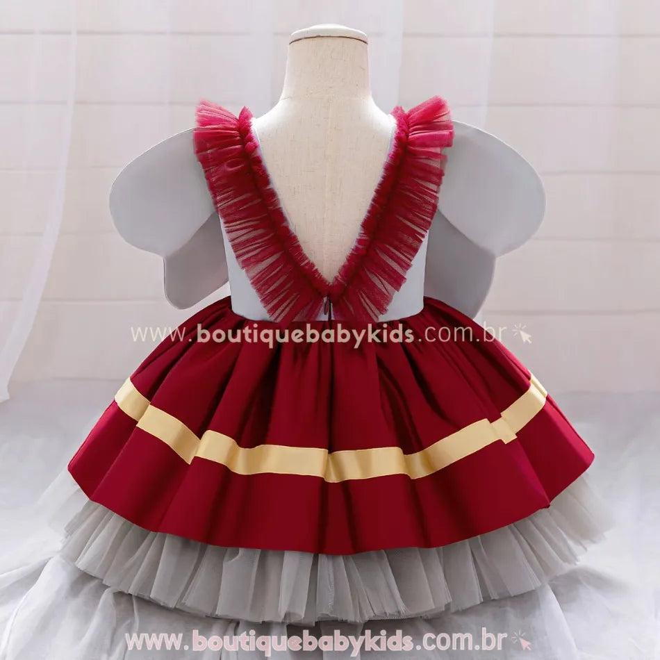 Vista traseira do vestido, destacando o decote em V com acabamento em tule vermelho e as orelhinhas fixas ao design.